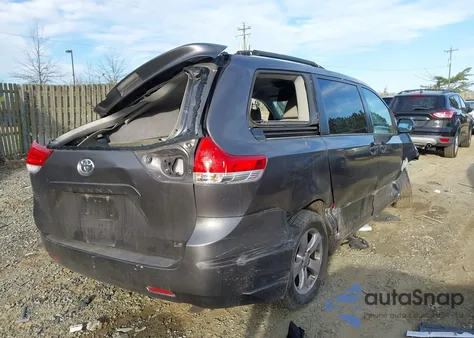 2013 Toyota Sienna Le V6 8 Passenger z USA, uszkodzony, nr VIN 5TDKK3DC1DS347946